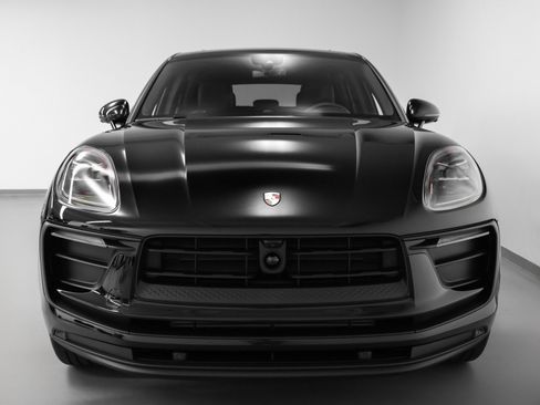 Certified 2025 Porsche Macan image 8