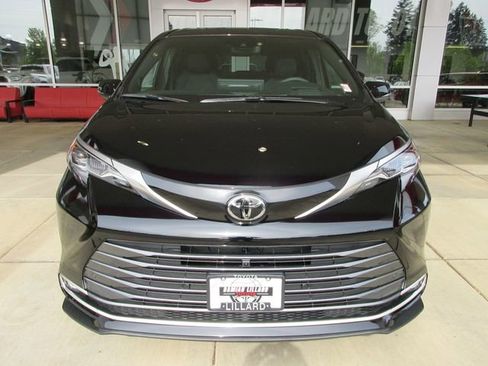 New 2026 Toyota Sienna Platinum AWD/4WD image 5