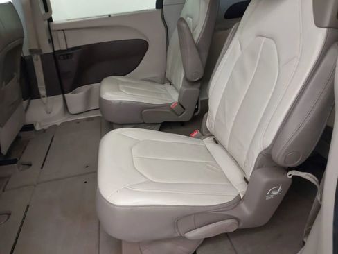 Used 2017 Chrysler Pacifica Touring-L image 5