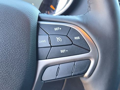 Used 2019 Jeep Grand Cherokee Altitude image 25