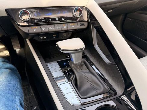 Used 2025 Hyundai Elantra Limited FWD image 22