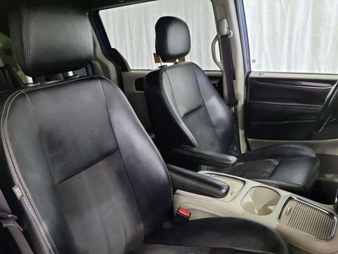 Used 2019 Dodge Grand Caravan SXT w/ Rear Park Assist Package image 48