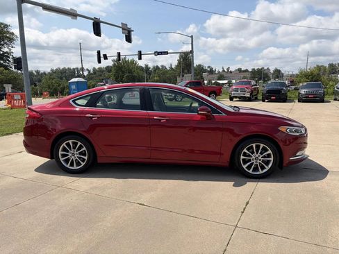 Used 2017 Ford Fusion SE w/ Fusion SE Technology Package FWD image 4