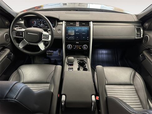 Used 2024 Land Rover Discovery Dynamic SE image 10