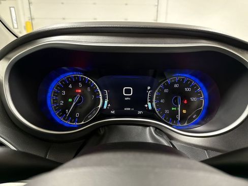 Used 2024 Chrysler Pacifica Touring-L image 12