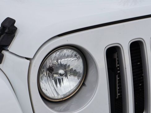 Used 2016 Jeep Wrangler Unlimited Sahara w/ Connectivity Group image 6