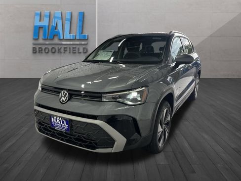 New 2025 Volkswagen Taos SE image 1