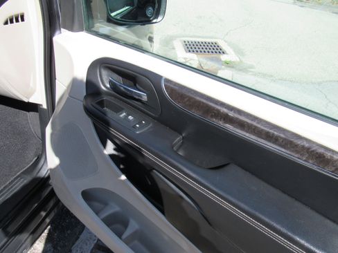 Used 2012 Chrysler Town & Country Touring-L w/ Entertainment Group #2 image 29