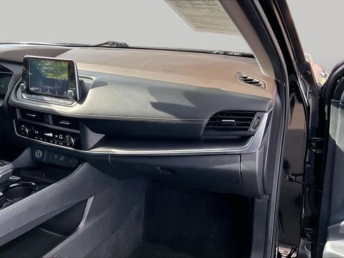 Certified 2023 Nissan Rogue SV FWD image 18