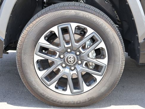 Used 2025 Toyota Tundra Limited AWD/4WD image 28