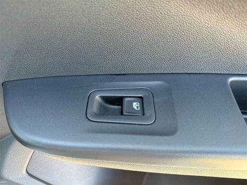 Used 2022 Volkswagen Taos SE image 32