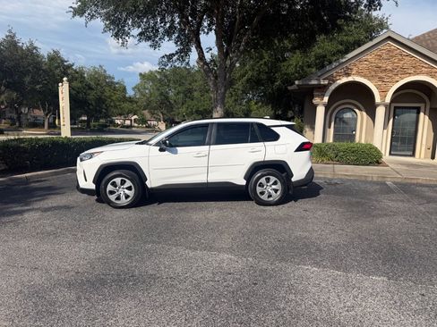 Used 2021 Toyota RAV4 LE FWD image 2