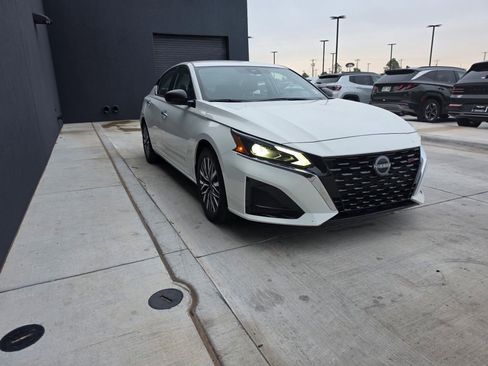 Used 2025 Nissan Altima 2.5 SV FWD image 3