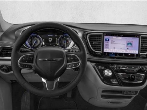Used 2023 Chrysler Pacifica Limited w/ Uconnect Theater Family Group image 9