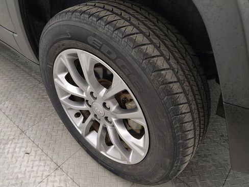 Used 2019 Jeep Cherokee Latitude Plus w/ Comfort/Convenience Group image 31