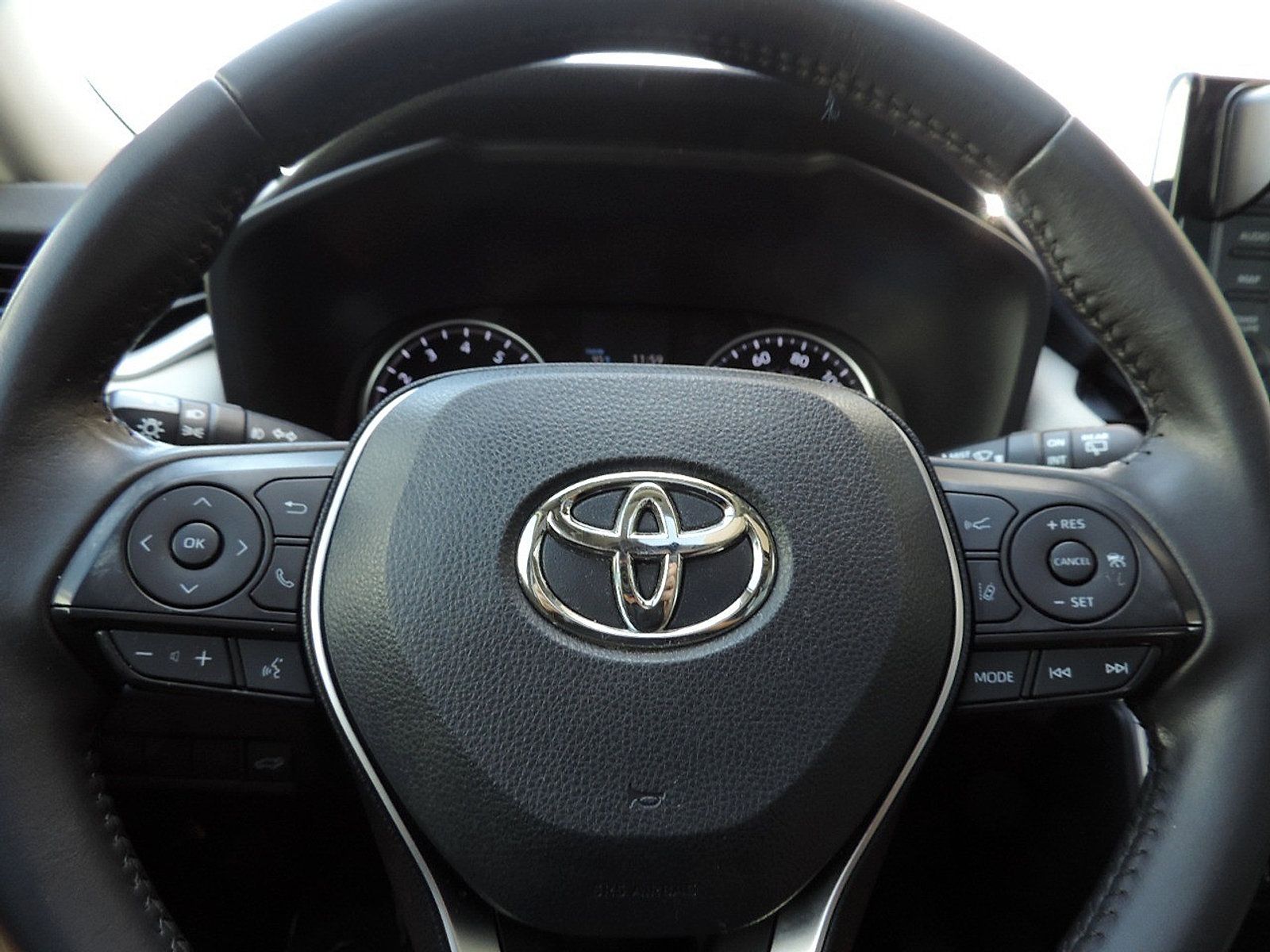Used 2019 Toyota RAV4 XLE Premium FWD image 23
