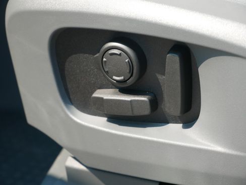 New 2025 Land Rover Defender 110 X-Dynamic SE image 5