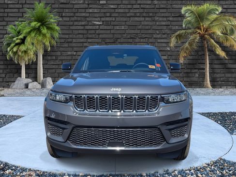 Used 2025 Jeep Grand Cherokee Laredo X w/ Luxury Tech Group I image 2