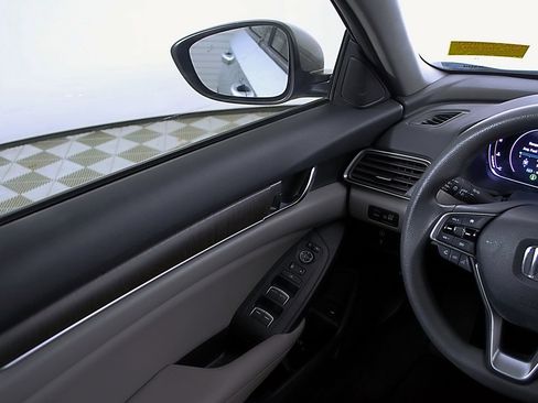 Used 2018 Honda Accord EX image 19