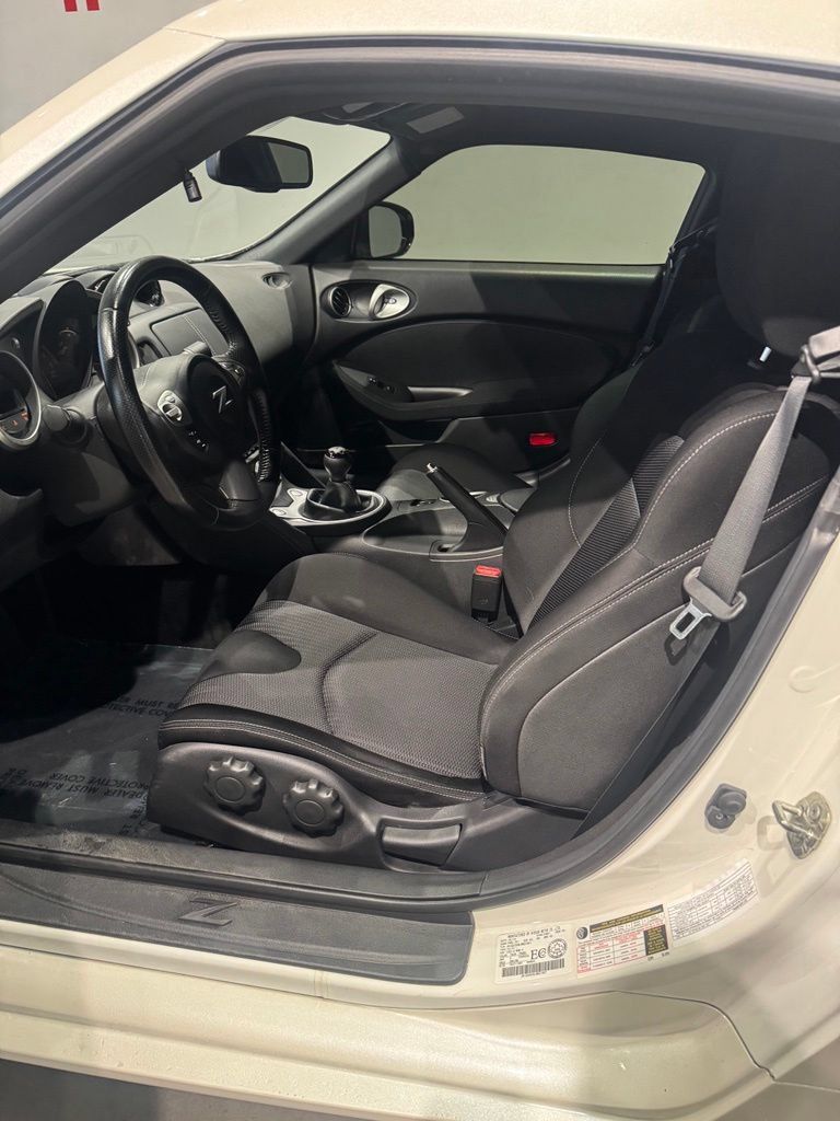 Used 2020 Nissan 370Z Coupe RWD image 12