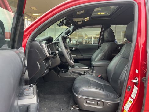 Used 2022 Toyota Tacoma TRD Sport w/ TRD Premium Sport Package image 11