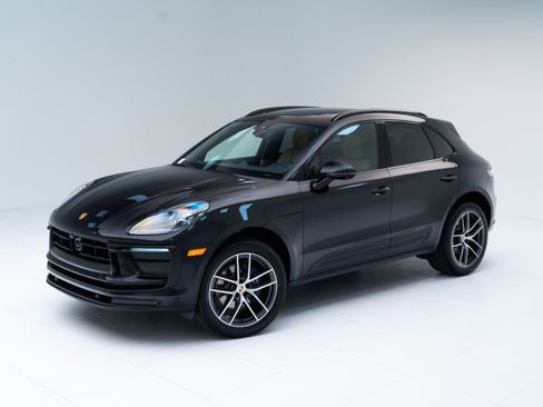 Certified 2025 Porsche Macan image 1