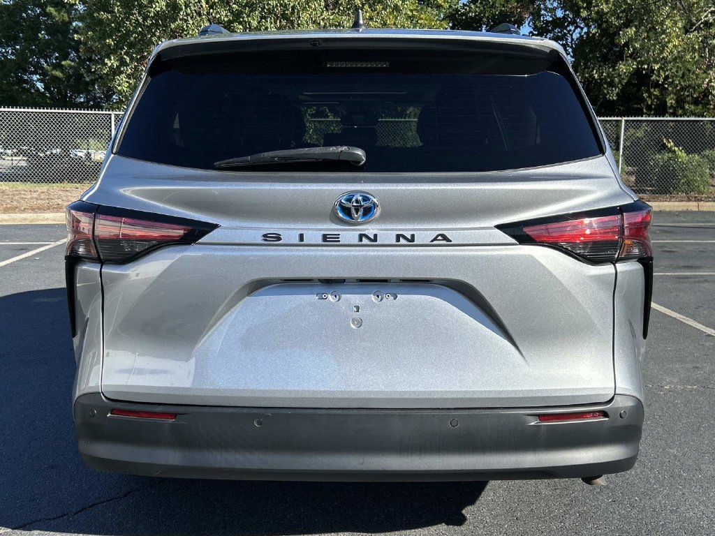 Used 2021 Toyota Sienna XLE FWD image 6