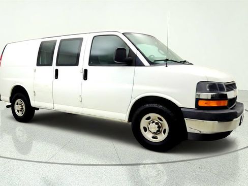 Used 2018 Chevrolet Express 2500 w/ Driver Convenience Package RWD image 3