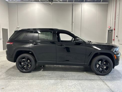 New 2025 Jeep Grand Cherokee Limited w/ Black Appearance Package image 5