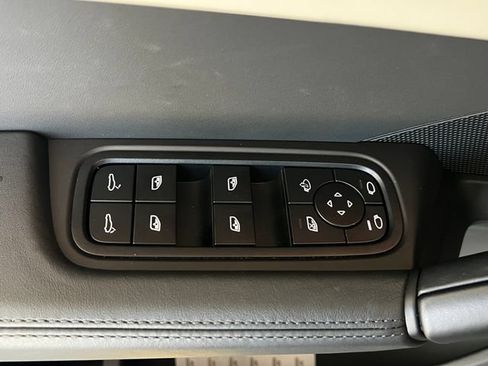 Used 2025 Porsche Cayenne S AWD/4WD image 32