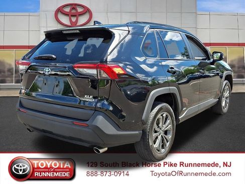Certified 2022 Toyota RAV4 XLE Premium AWD/4WD image 6