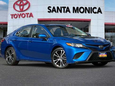 Used 2018 Toyota Camry SE FWD image 2