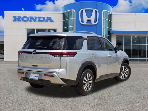 Used 2025 Nissan Pathfinder SL FWD image 3