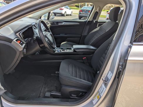 Used 2017 Ford Fusion SE w/ Fusion SE Technology Package FWD image 10