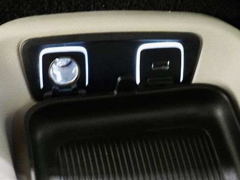 Used 2017 Chrysler Pacifica Touring-L Plus image 27