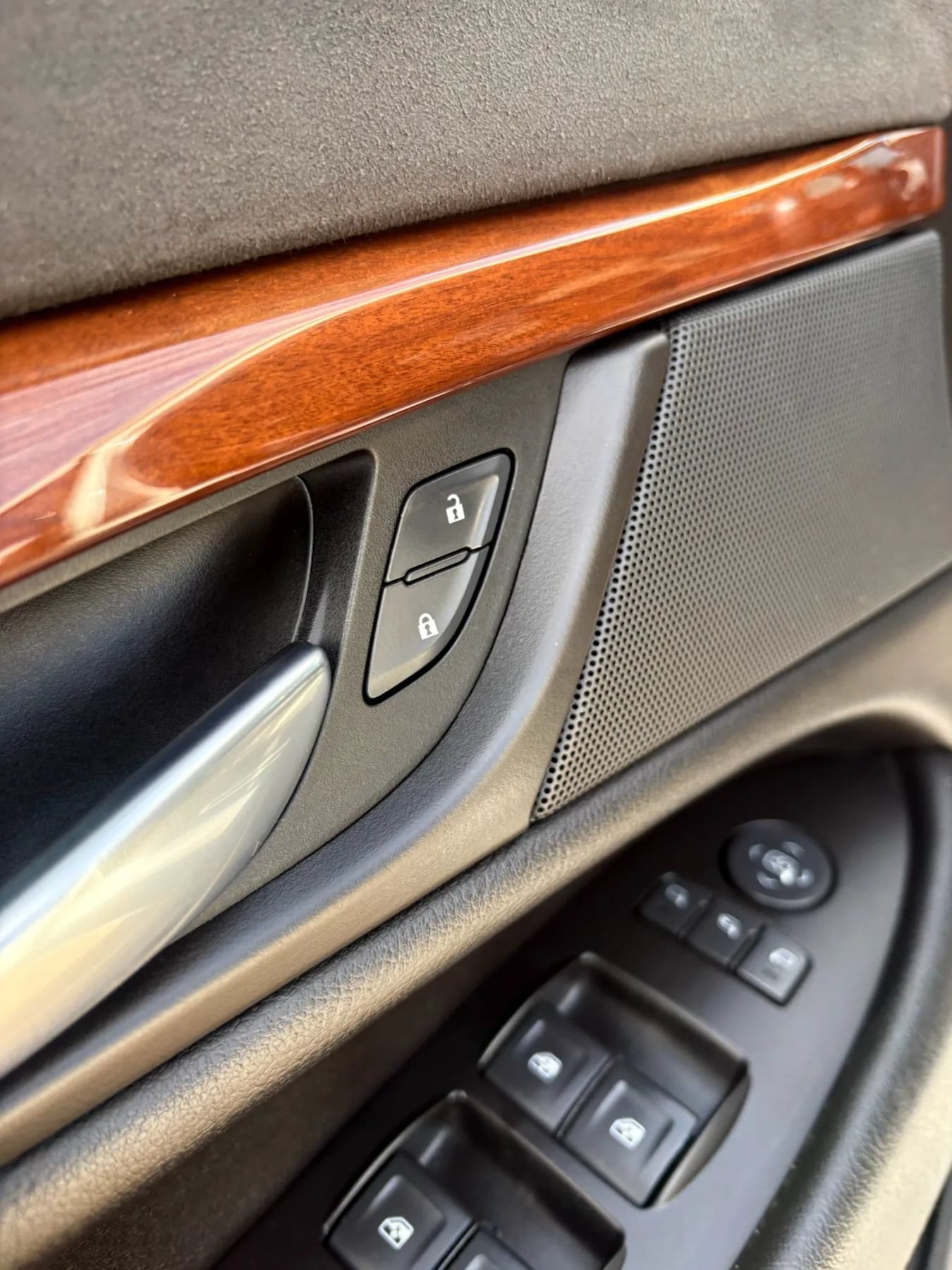 Used 2015 Cadillac Escalade ESV Luxury AWD/4WD image 13