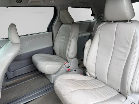 Used 2013 Toyota Sienna XLE FWD image 14