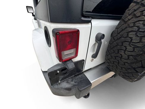 Used 2018 Jeep Wrangler Unlimited Sahara w/ Connectivity Group image 29