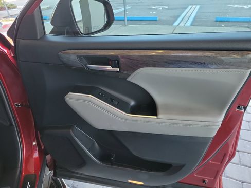 Used 2023 Toyota Highlander Limited image 29