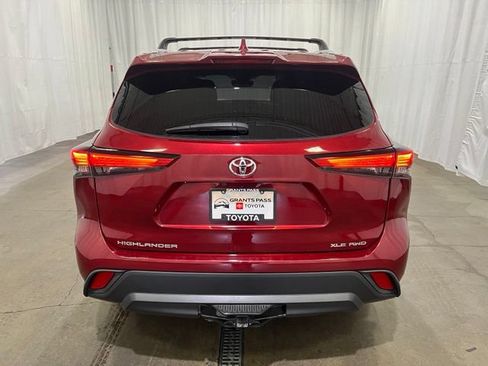 Used 2022 Toyota Highlander XLE AWD/4WD image 5