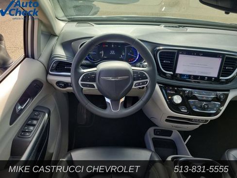 Used 2023 Chrysler Pacifica Touring-L FWD image 11