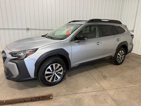 Used 2025 Subaru Outback Premium w/ Popular Package #1A AWD/4WD image 2
