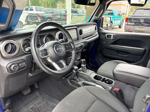 Used 2018 Jeep Wrangler Unlimited Sahara AWD/4WD image 6