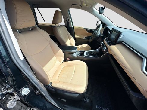 Used 2019 Toyota RAV4 LE image 10