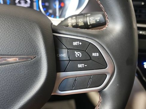 Used 2017 Chrysler Pacifica Touring-L w/ Tire & Wheel Group FWD image 15