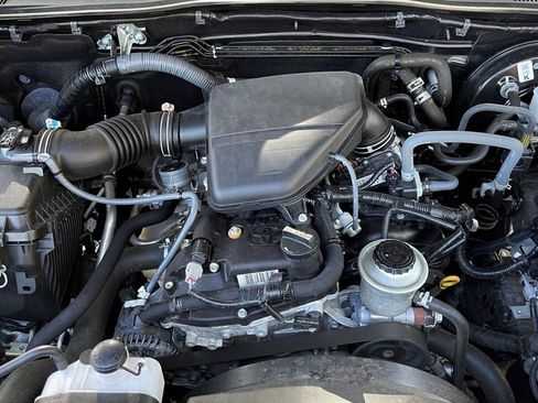 Used 2018 Toyota Tacoma SR5 image 9