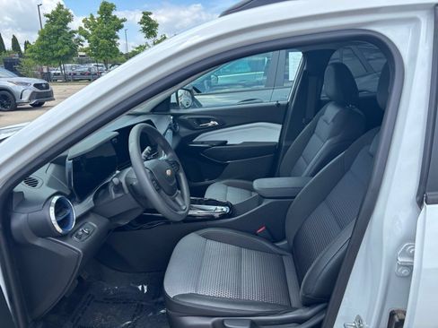 Used 2025 Chevrolet Trax LT FWD image 25