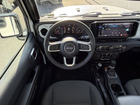 Used 2025 Jeep Wrangler Unlimited Sahara AWD/4WD image 12