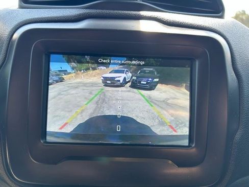 Used 2018 Jeep Renegade Altitude FWD image 16