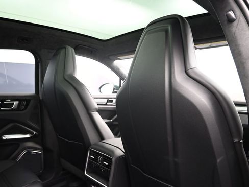 Certified 2022 Porsche Cayenne Turbo S AWD/4WD image 7